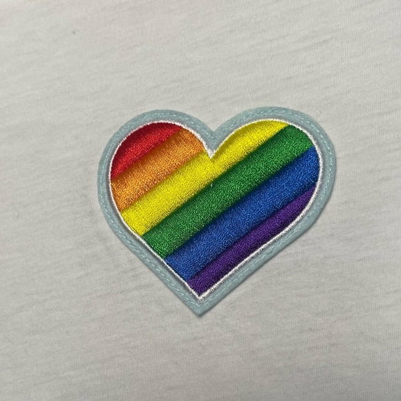 NWT Kate Spade Women’s Embroidered Rainbow Heart Tee Mediun - Picture 2 of 4